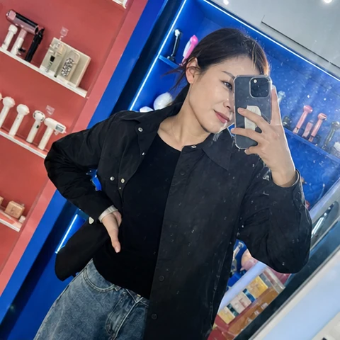 AI 生成的匿名美妆工具卖家镜面自拍