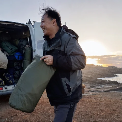 AI 生成的匿名户外用品卖家户外抓拍