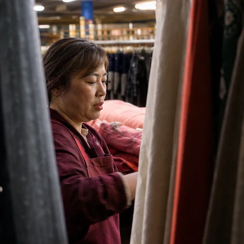 AI 生成的匿名服饰品牌卖家车间侧拍